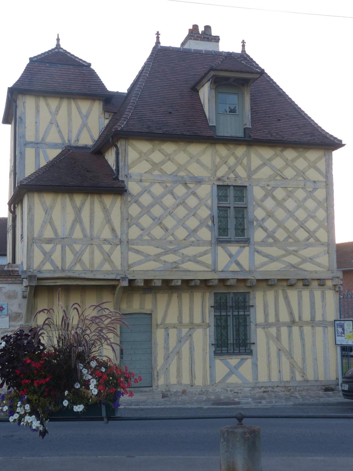 Hotel Saint Laurent Nogent-sur-Seine Exteriör bild